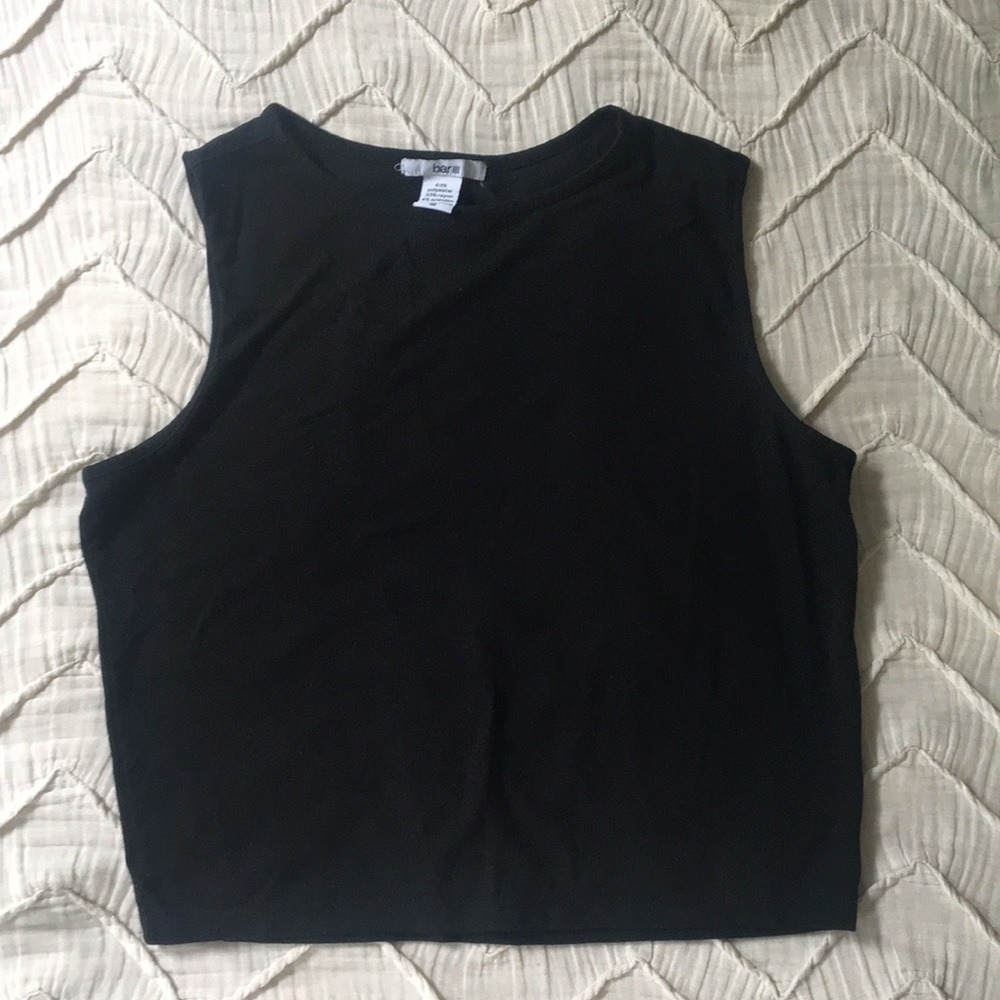 BLACK FITTED CROPPED TANK W KEYHOLE IN BACK